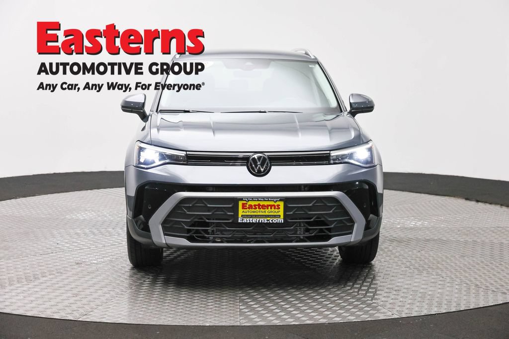 Used 2025 Volkswagen Taos SE AWD/4WD image 2