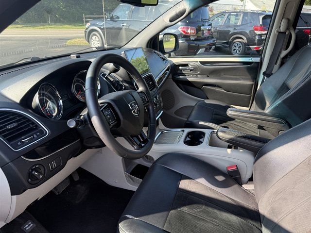 Used 2017 Dodge Grand Caravan SE image 16