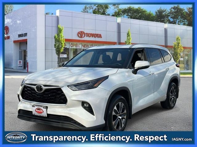 Used 2022 Toyota Highlander XLE AWD/4WD image 7