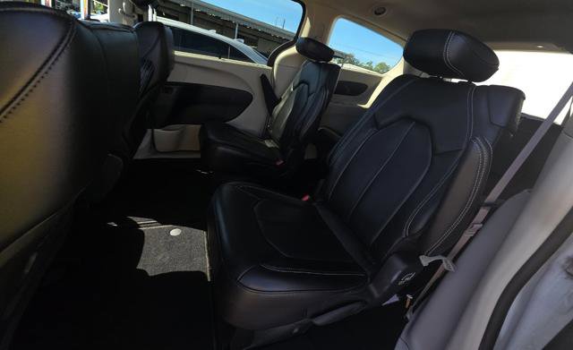 Used 2023 Chrysler Pacifica Touring-L image 11