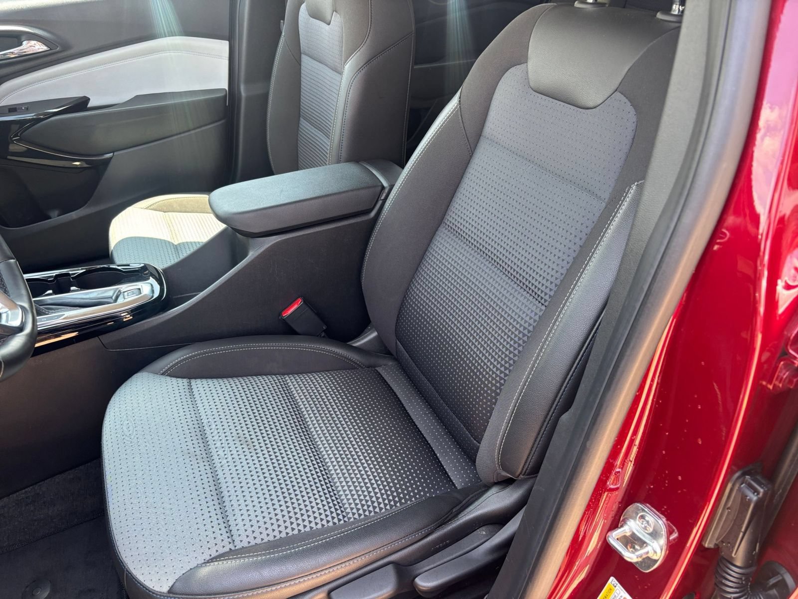Used 2025 Chevrolet Trax LT w/ LT Convenience Package FWD image 33