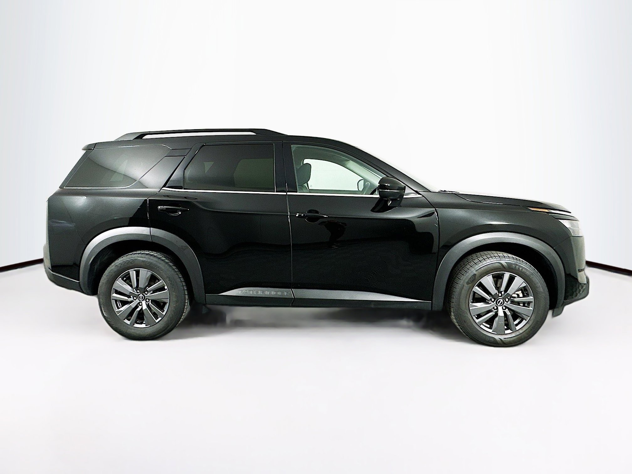 Used 2025 Nissan Pathfinder SV image 10