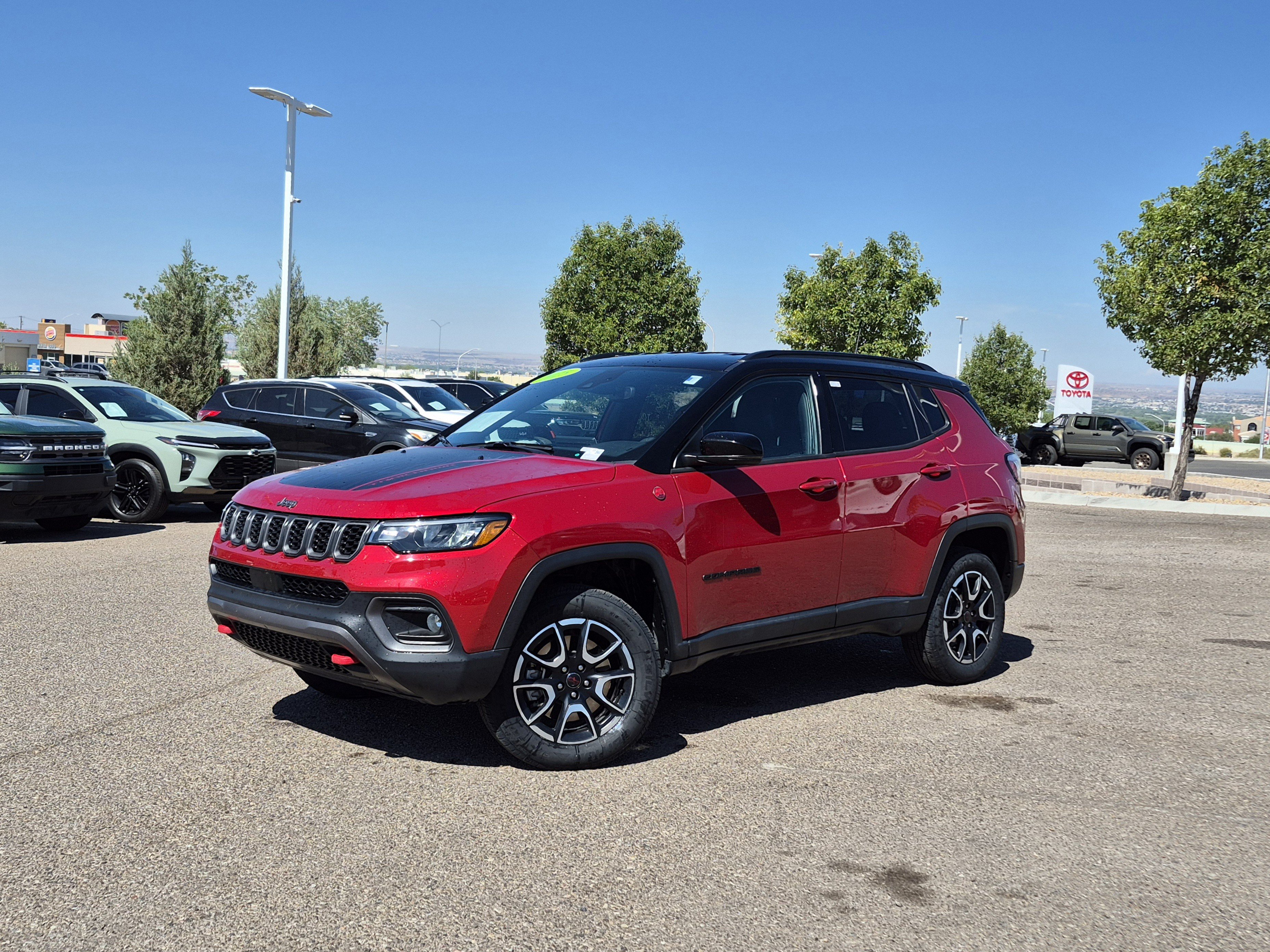 Used 2025 Jeep Compass Trailhawk AWD/4WD image 1