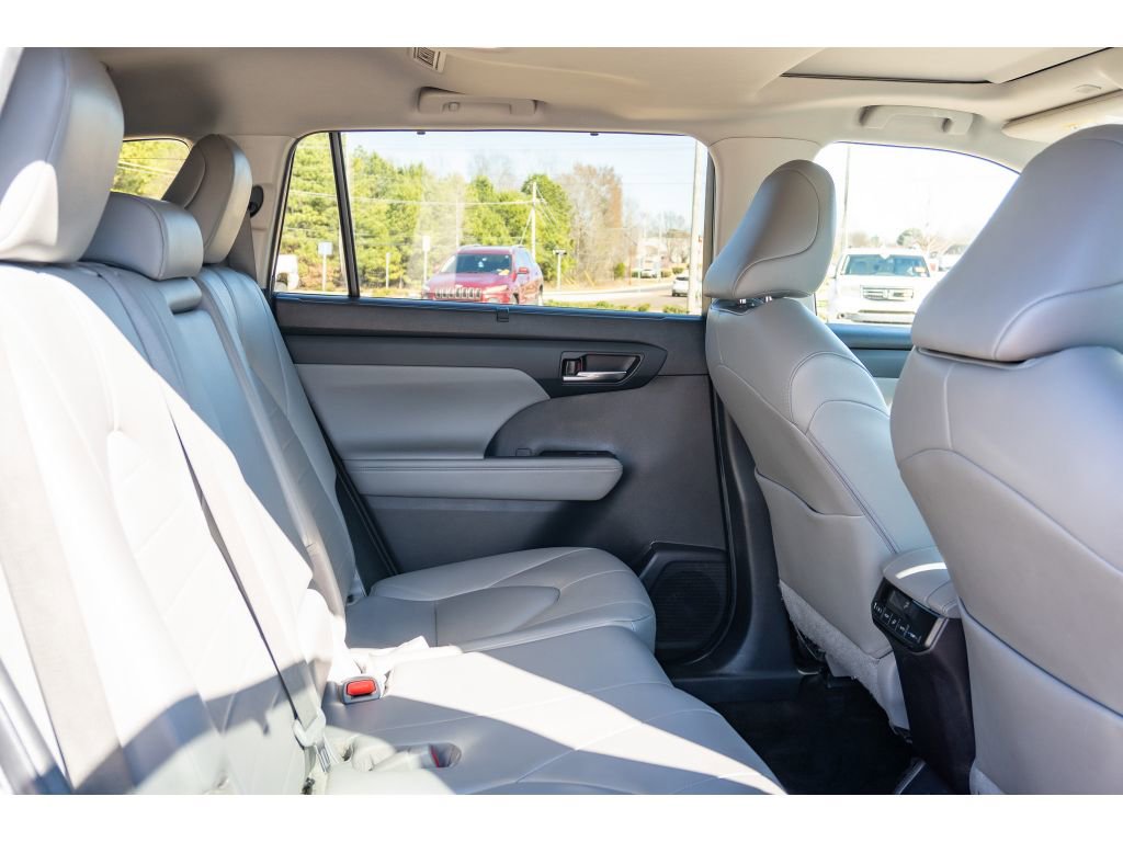 Used 2023 Toyota Highlander XLE image 18