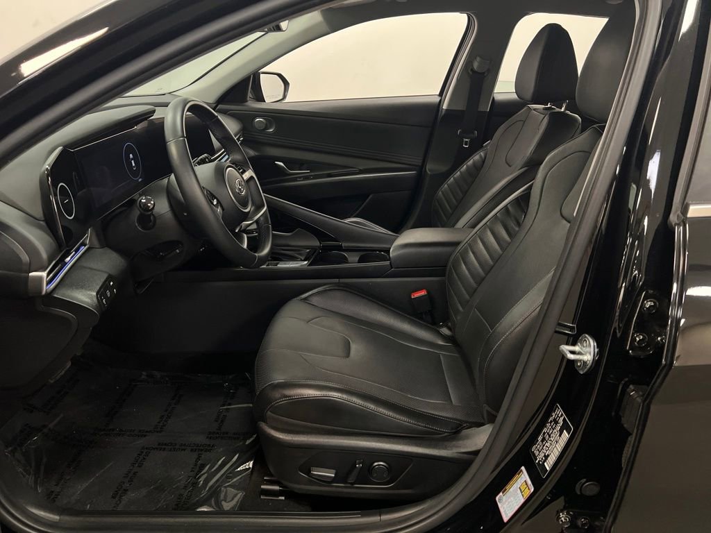 Used 2023 Hyundai Elantra Limited image 11