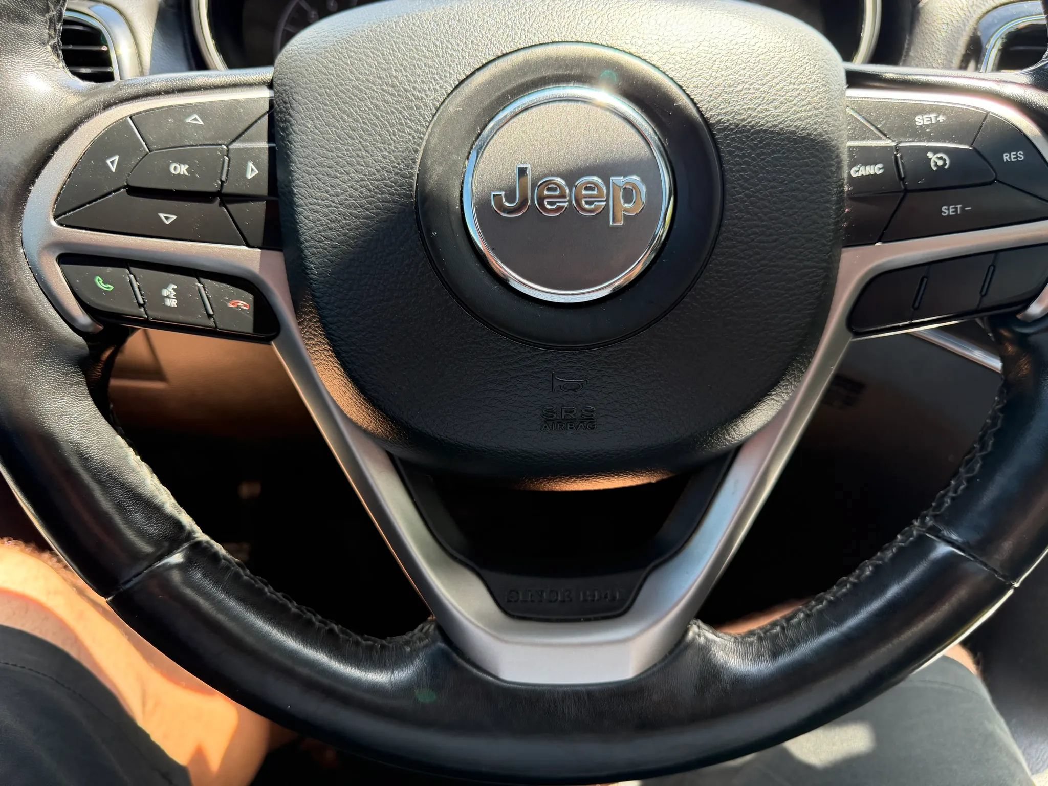 Used 2020 Jeep Grand Cherokee Overland AWD/4WD image 22