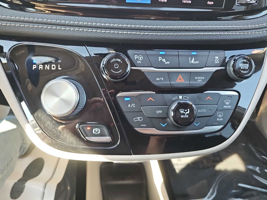 Used 2022 Chrysler Pacifica Touring-L w/ Uconnect Theater Family Group image 34