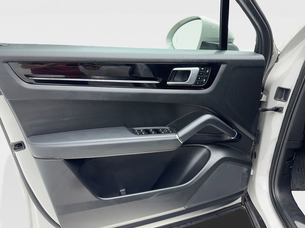 Used 2023 Porsche Cayenne image 34