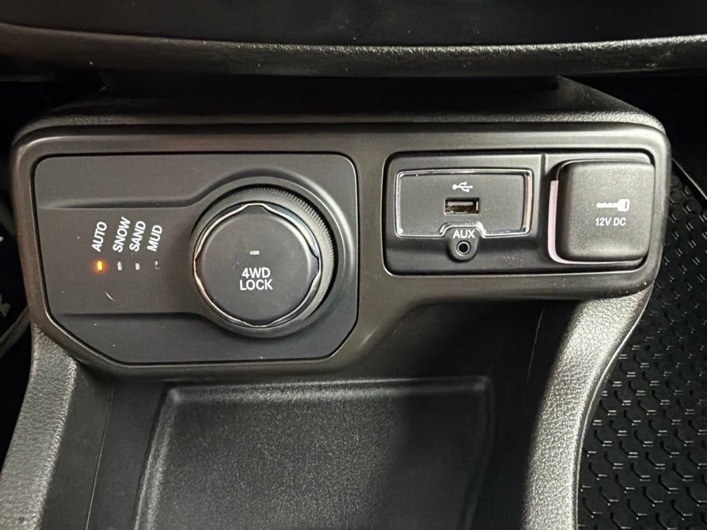 Used 2023 Jeep Renegade Latitude AWD/4WD image 29
