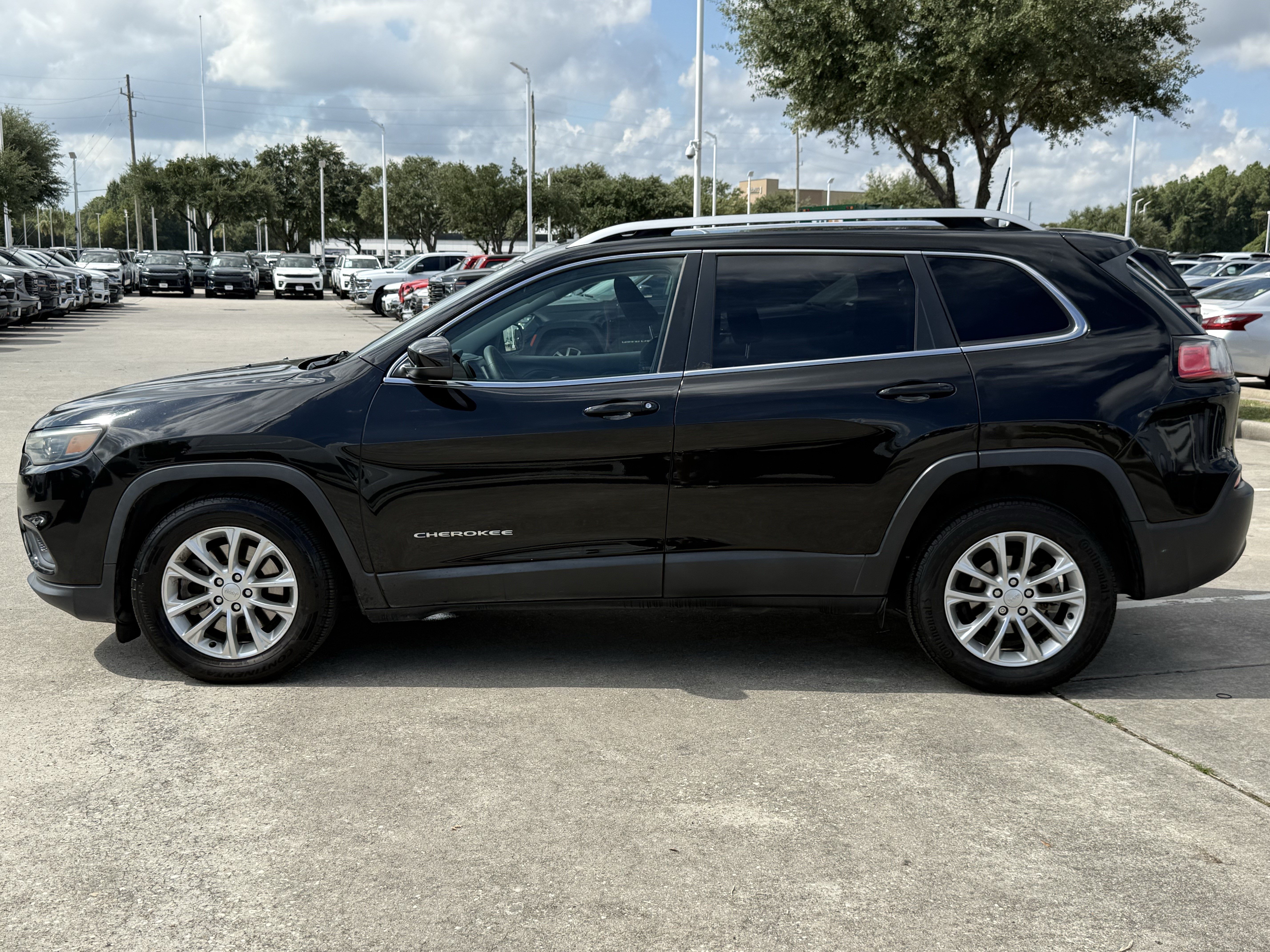 Used 2019 Jeep Cherokee Latitude w/ Popular Appearance Group FWD image 8