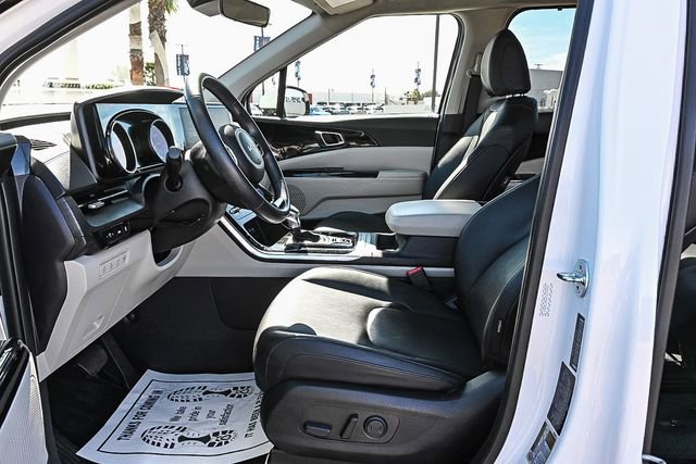 Used 2023 Kia Carnival EX image 18