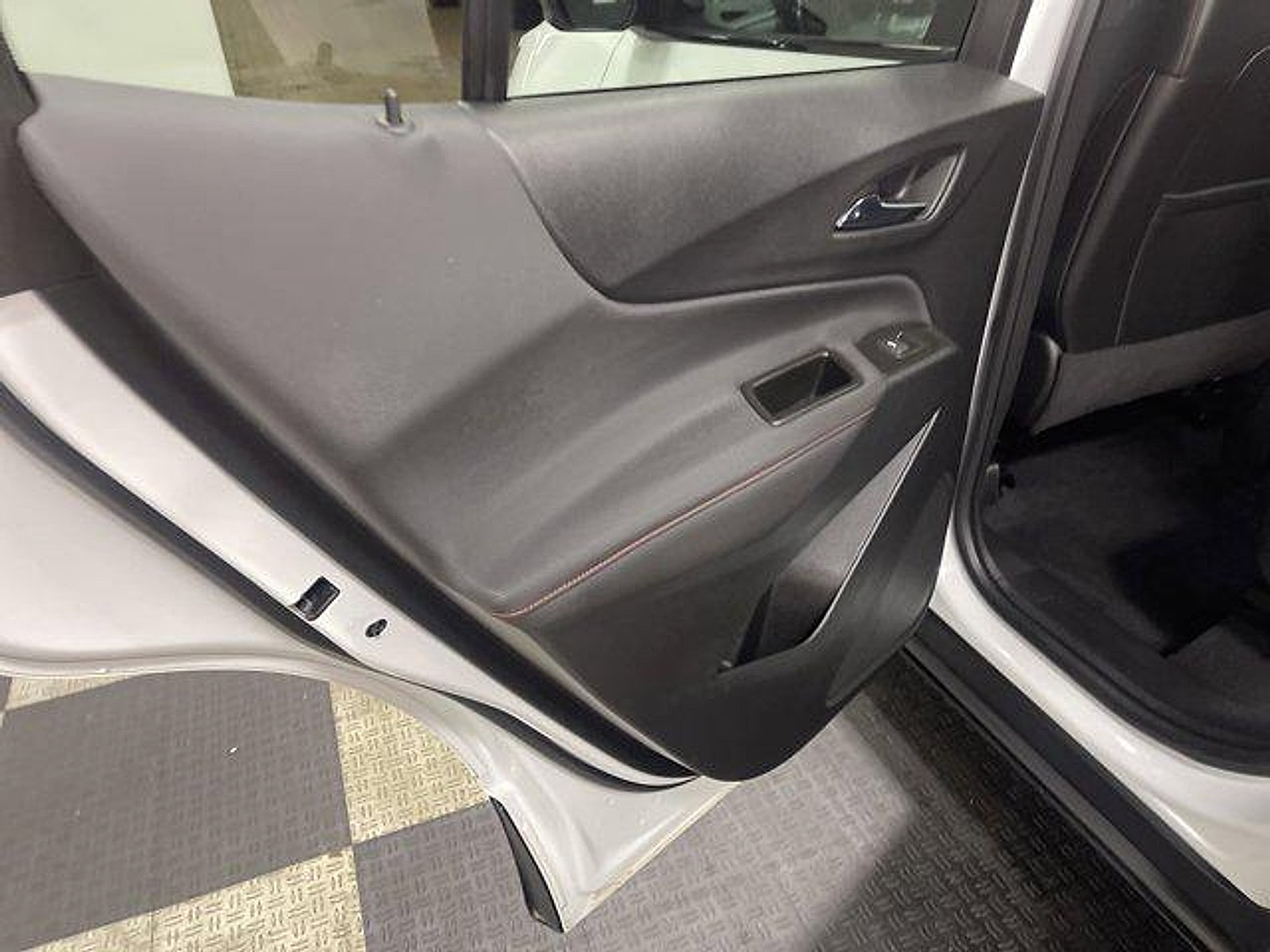Used 2022 Chevrolet Equinox RS w/ RS Leather Package FWD image 11