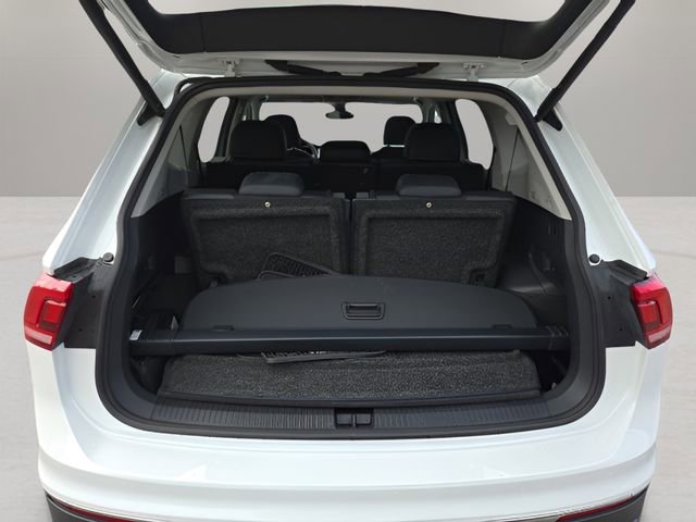 Used 2023 Volkswagen Tiguan SE w/ Panoramic Sunroof Package image 31