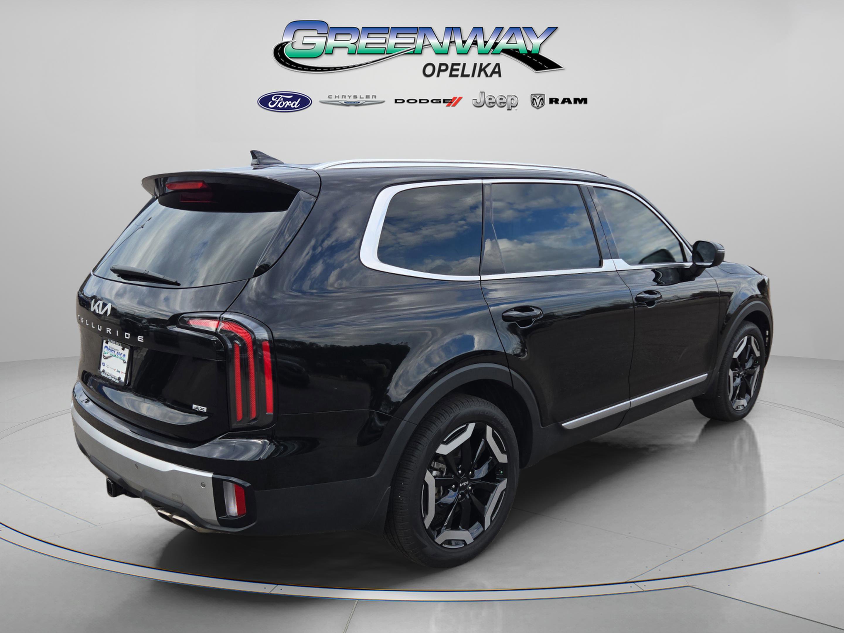 Used 2024 Kia Telluride EX w/ EX Captain's Chair Package image 7