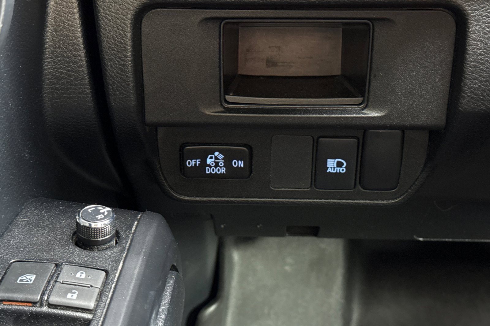 Used 2018 Toyota Tacoma SR image 33