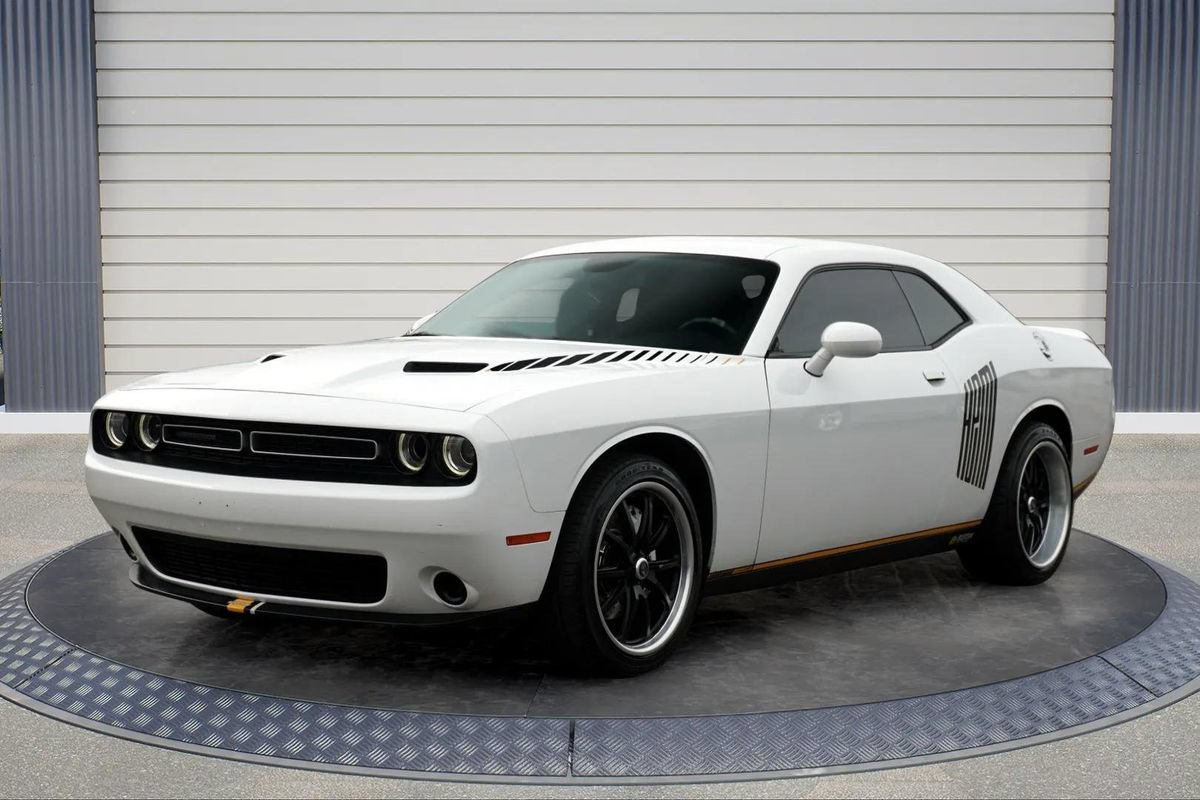 Used 2019 Dodge Challenger SXT RWD image 3