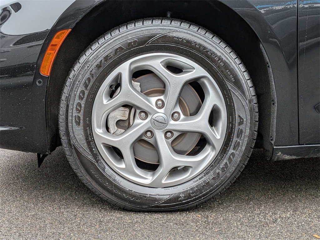 Used 2022 Chrysler Pacifica Limited w/ Uconnect Theater Family Group image 38