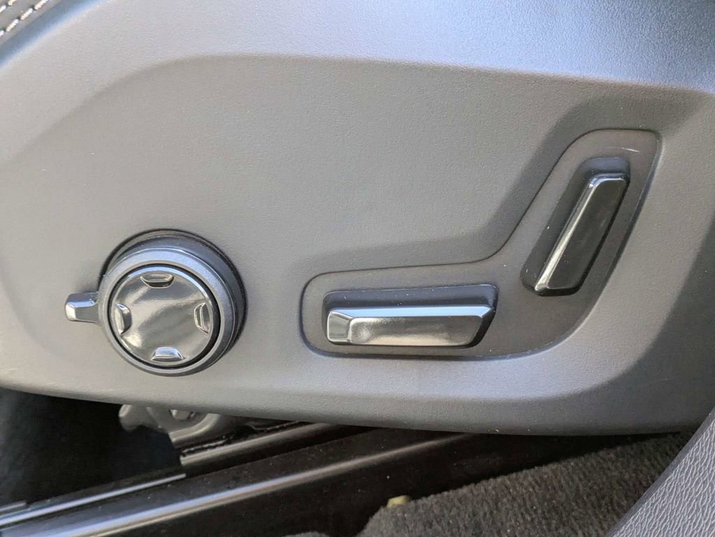 Certified 2023 Volvo XC60 B5 Ultimate w/ Protection Package Premier image 25