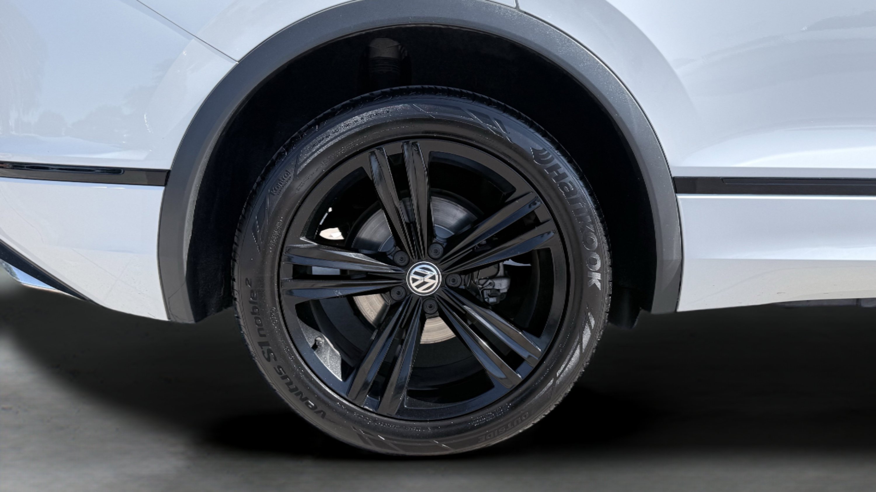 Used 2019 Volkswagen Tiguan SEL R-Line FWD image 12