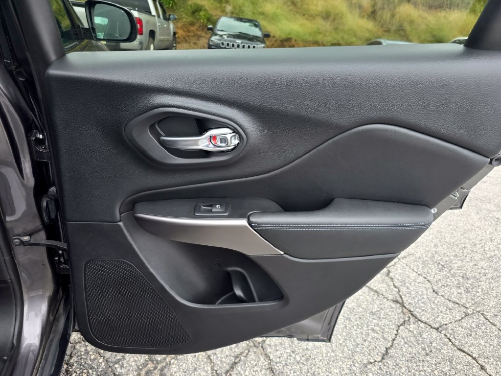 Used 2019 Jeep Cherokee Latitude Plus w/ Comfort/Convenience Group AWD/4WD image 46
