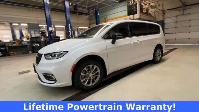 New 2026 Chrysler Pacifica Select image 4