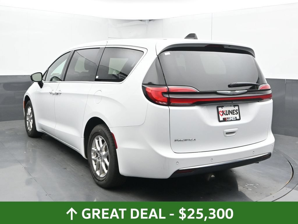 Used 2025 Chrysler Pacifica Select FWD image 12