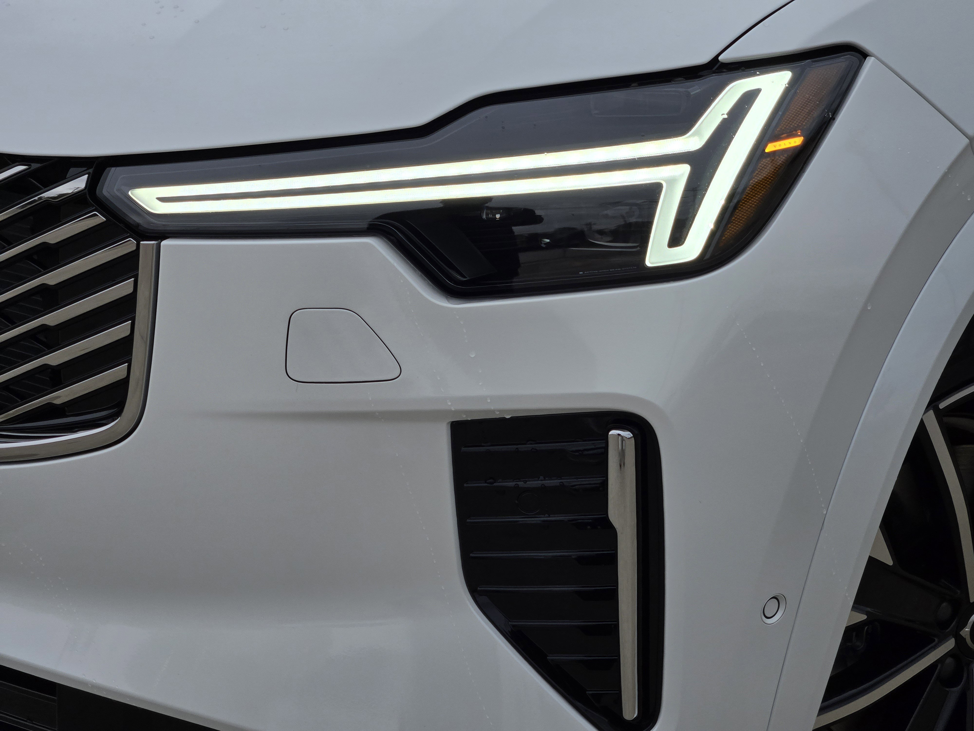 New 2026 Volvo XC90 B6 Ultra w/ Protection Package image 10