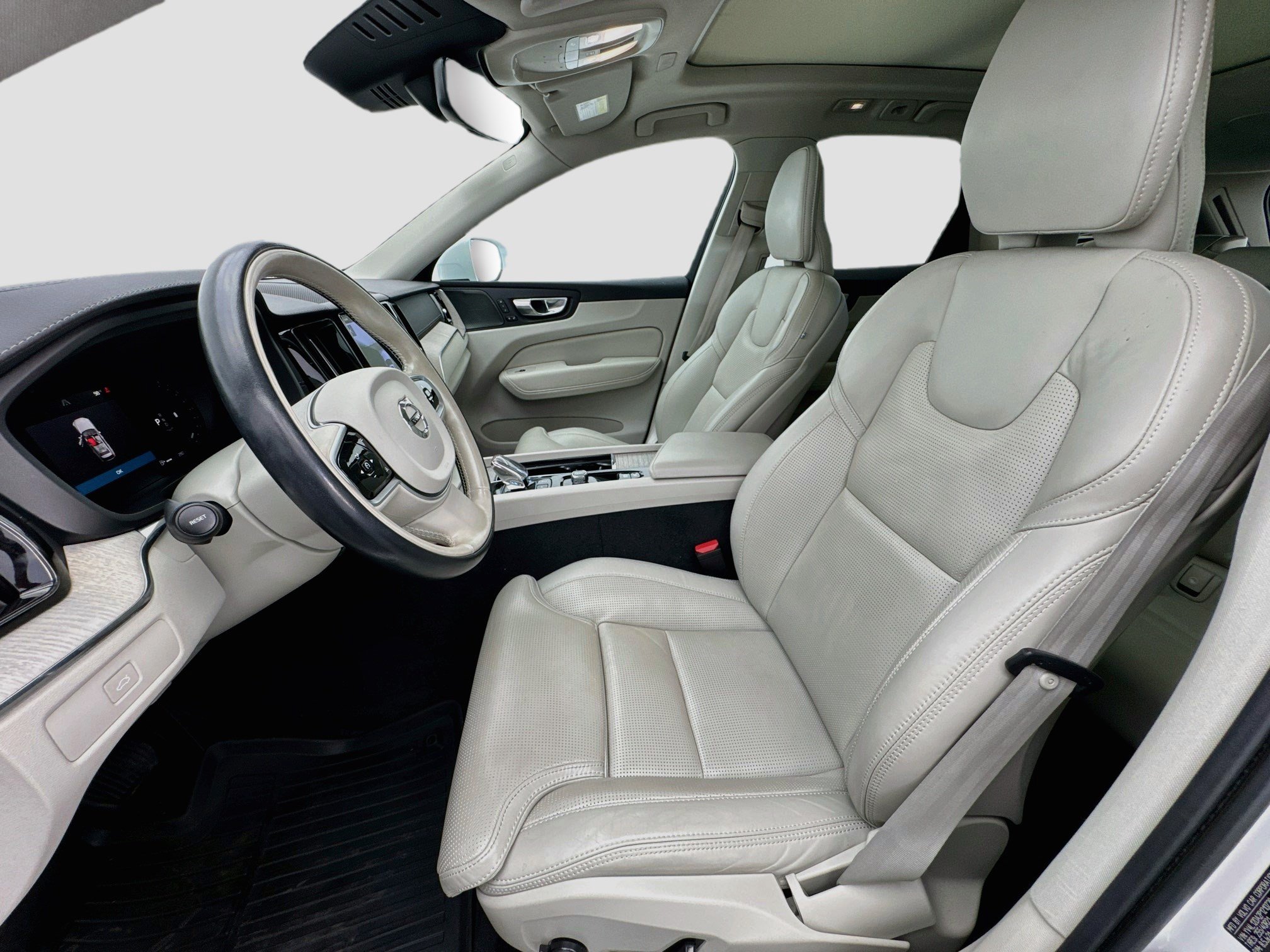 Used 2023 Volvo XC60 B5 Ultimate w/ Climate Package FWD image 13