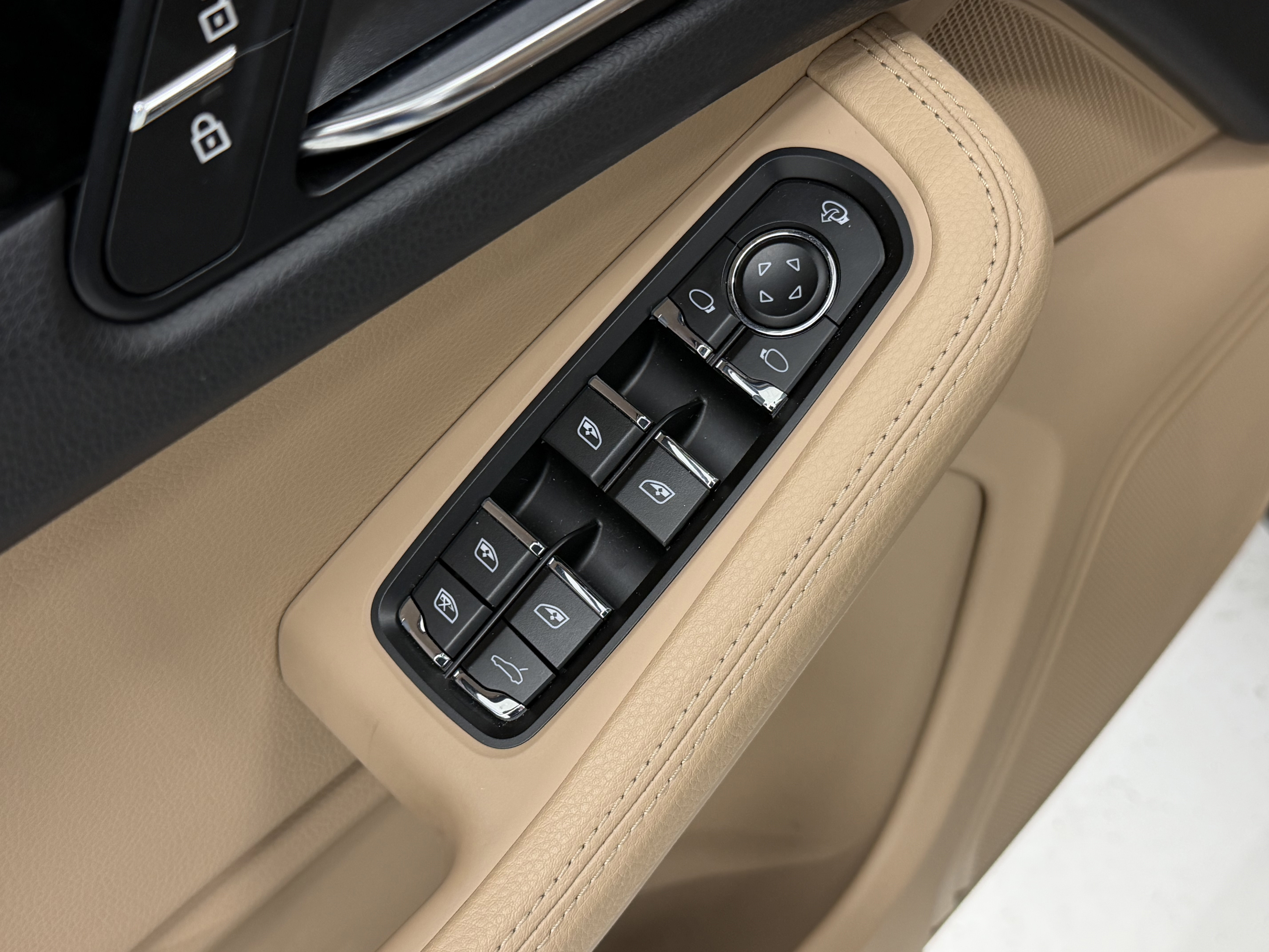 Certified 2025 Porsche Macan image 28