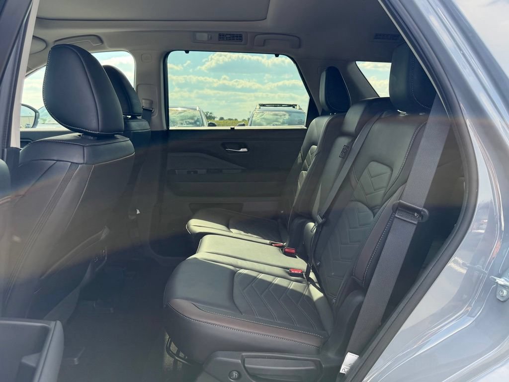 Used 2024 Nissan Pathfinder Platinum w/ Cargo Package AWD/4WD image 16