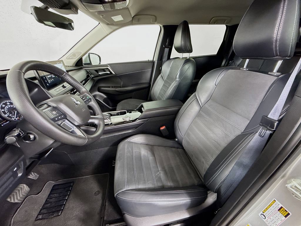 Used 2025 Mitsubishi Outlander SE image 11