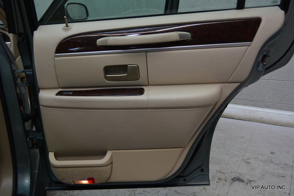 Used 2006 Lincoln Town Car Signature image 10