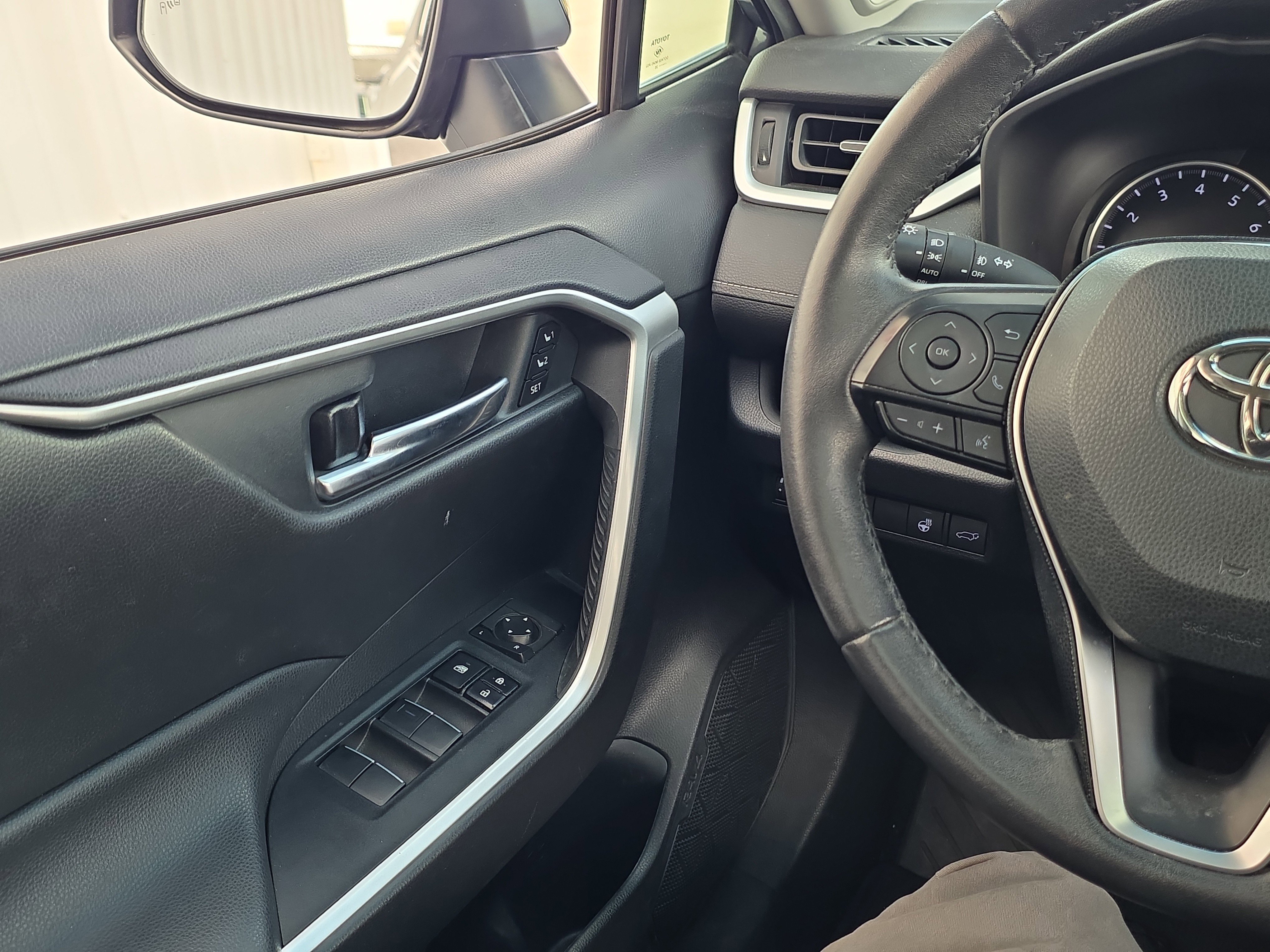 Used 2020 Toyota RAV4 XLE Premium image 28