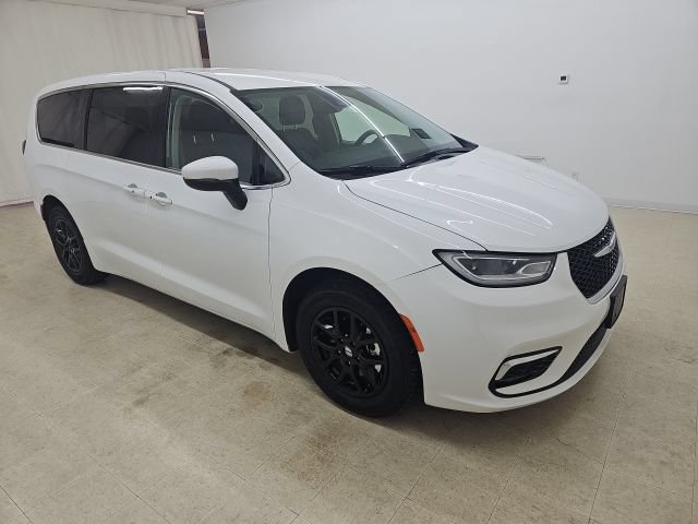 Used 2023 Chrysler Pacifica Touring-L FWD image 15