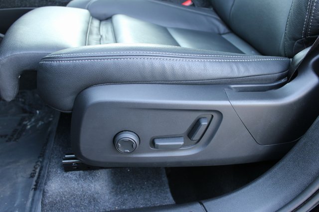 Used 2025 Volvo XC40 B5 Plus image 14