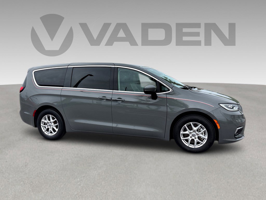 Used 2023 Chrysler Pacifica Touring-L image 25
