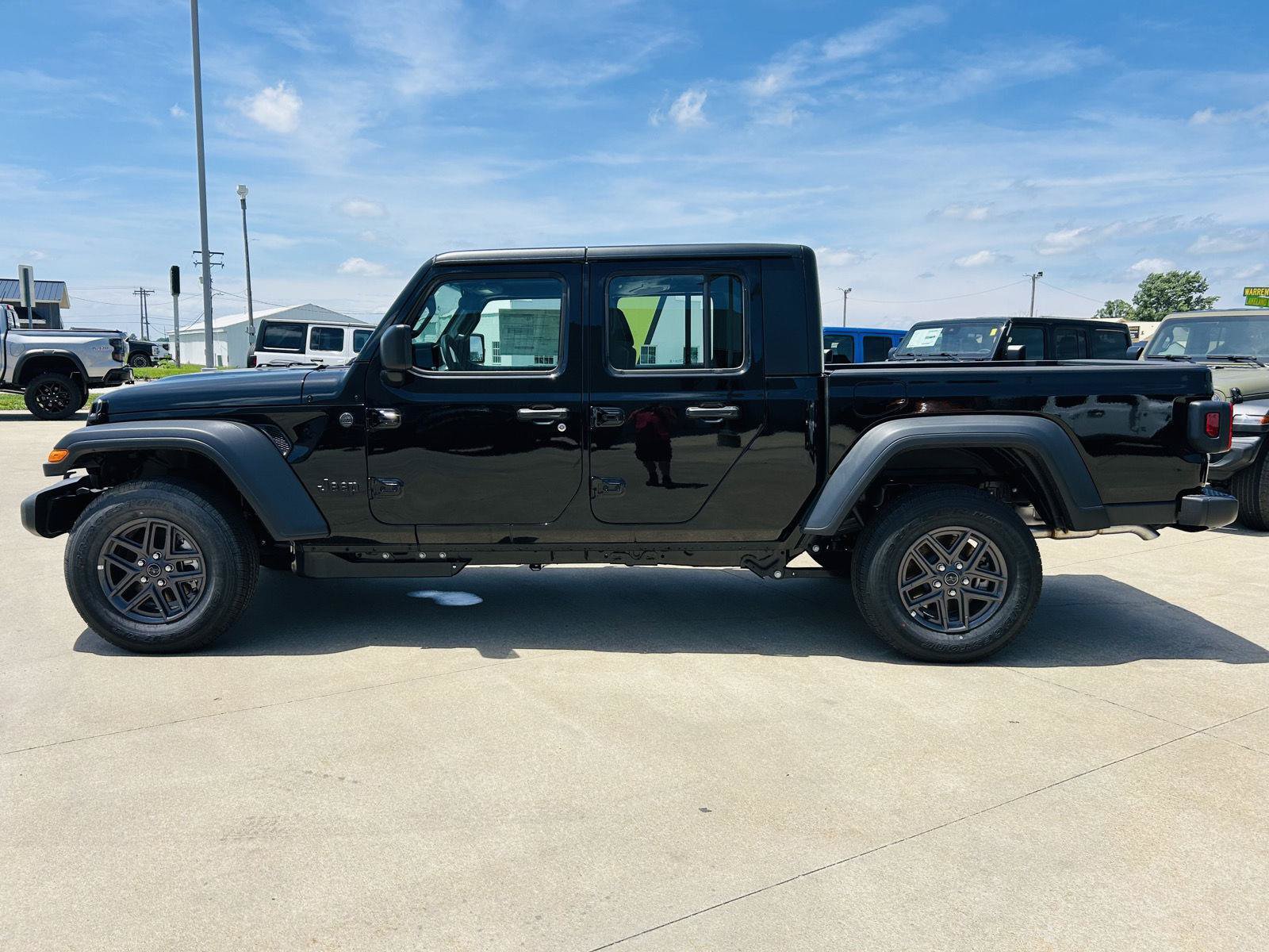 New 2026 Jeep Gladiator Sport AWD/4WD image 31