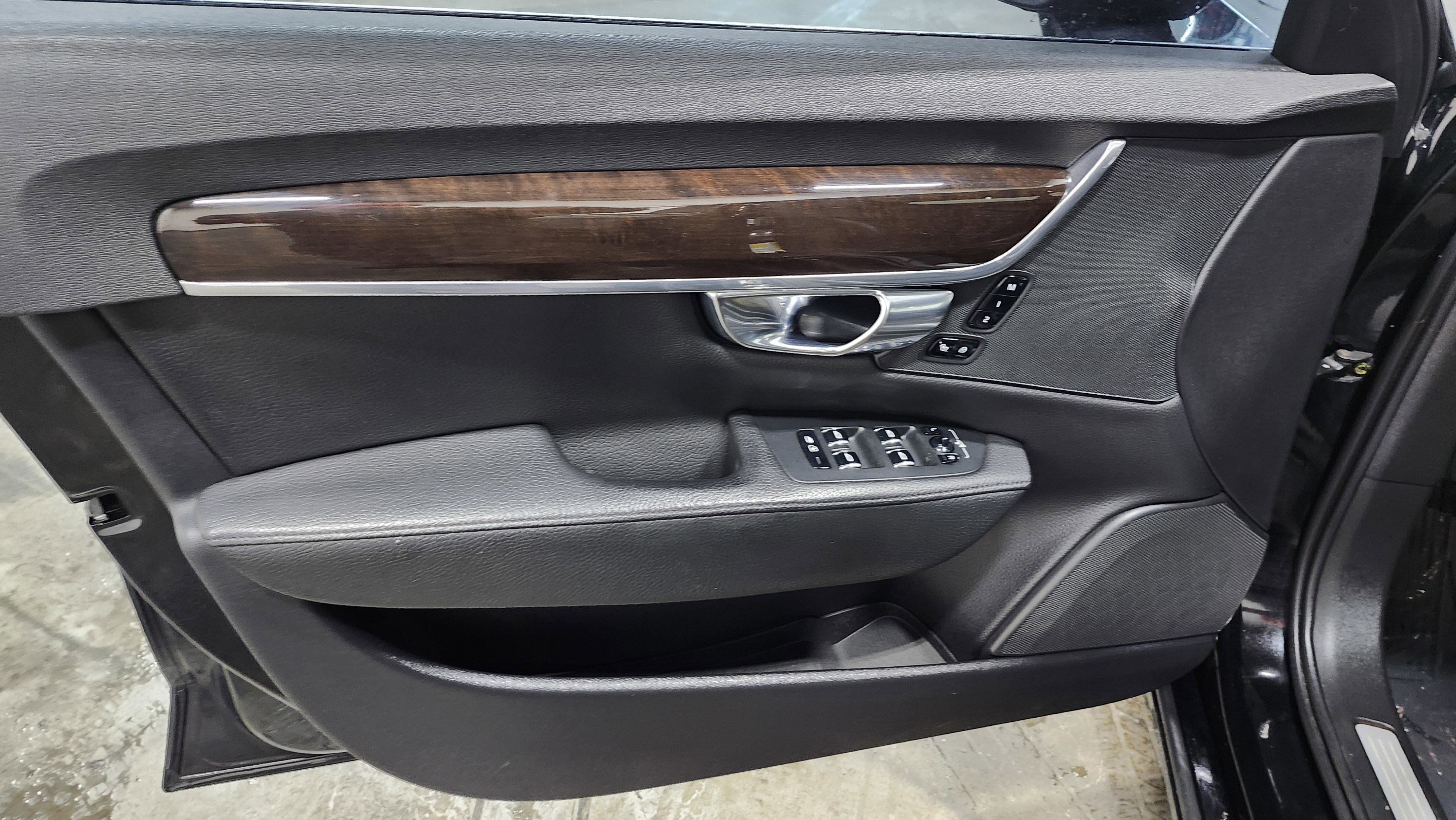 Used 2018 Volvo S90 T5 Momentum w/ Protection Package image 24