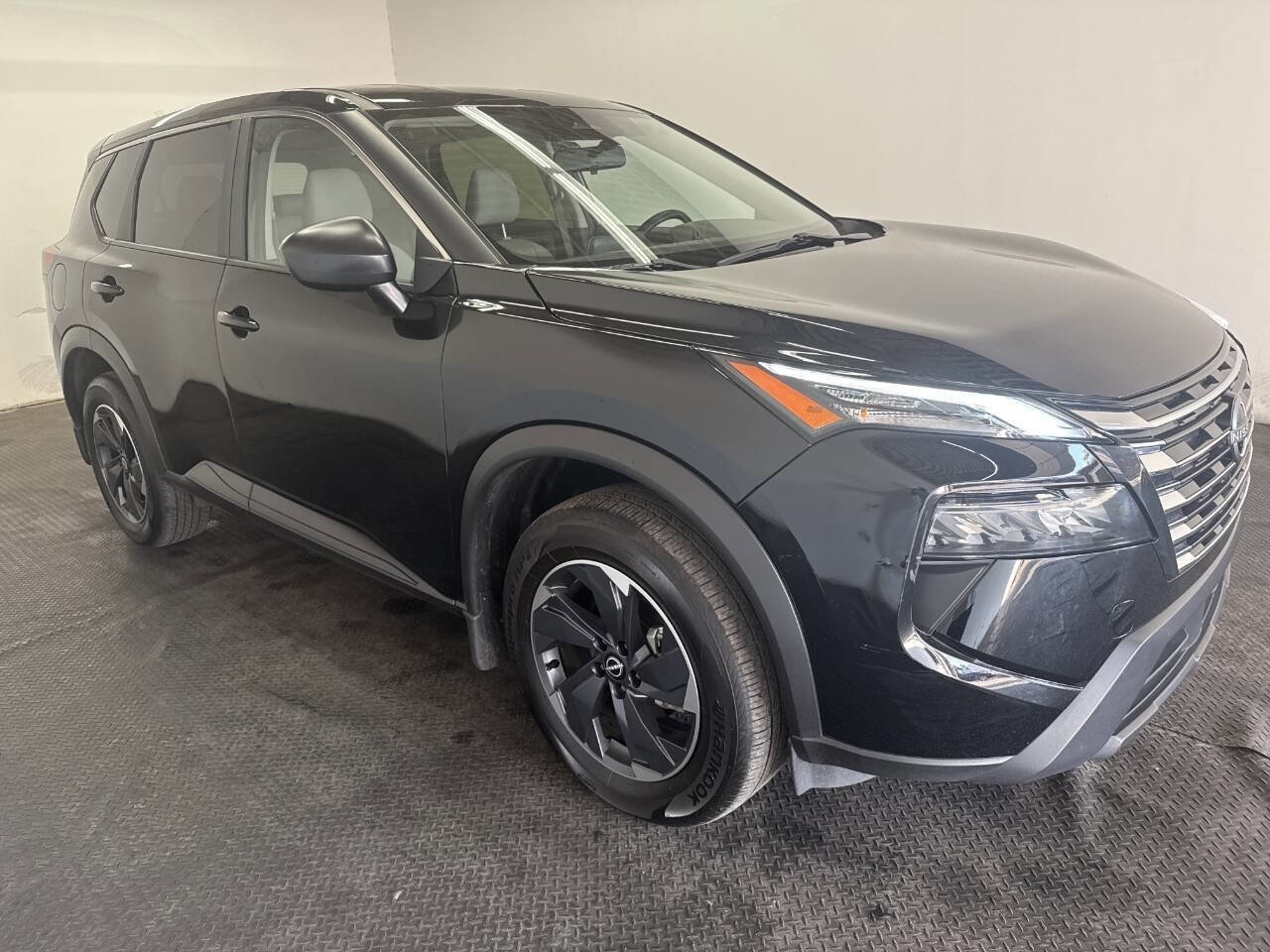 Used 2024 Nissan Rogue SV image 2