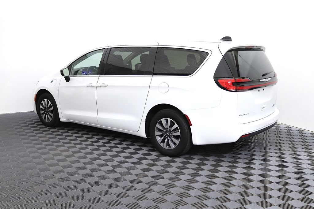 Used 2024 Chrysler Pacifica Limited FWD image 5