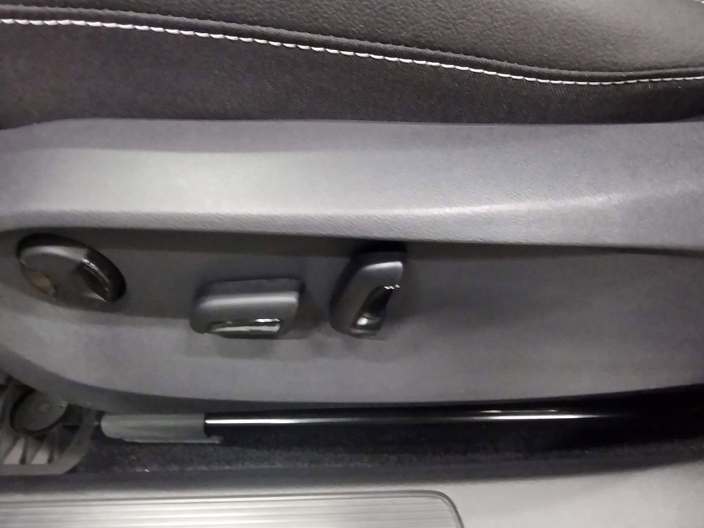 New 2025 Volkswagen Taos SEL image 19