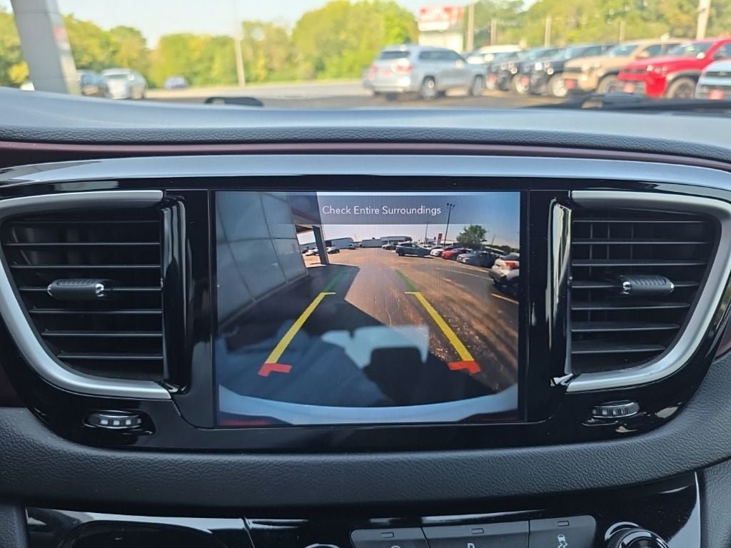 Used 2020 Chrysler Pacifica Touring-L FWD image 22