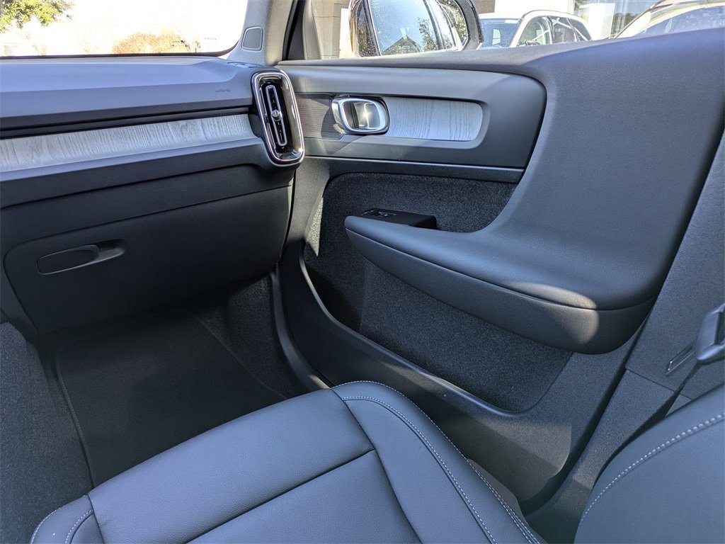 Used 2026 Volvo XC40 B4 Core image 19