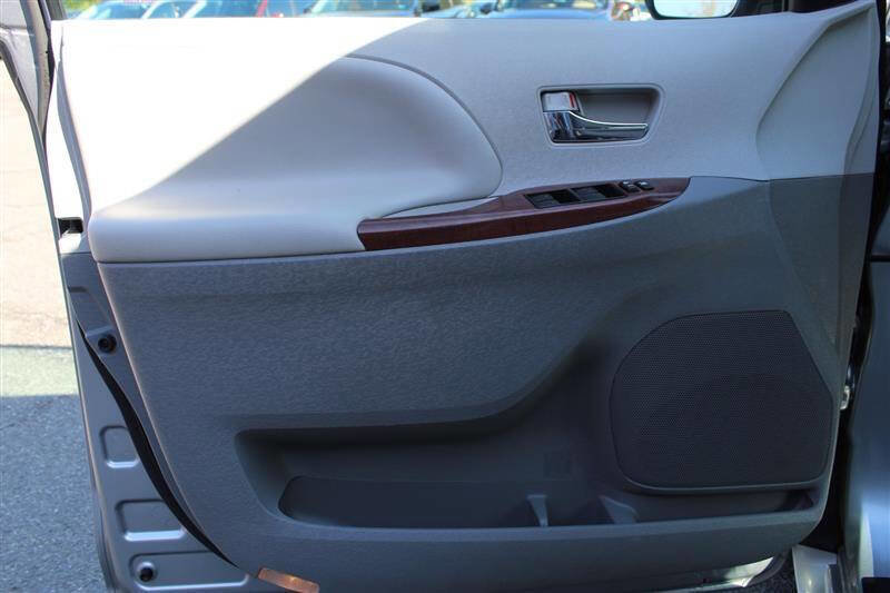 Used 2013 Toyota Sienna XLE w/ Entertainment Pkg FWD image 12
