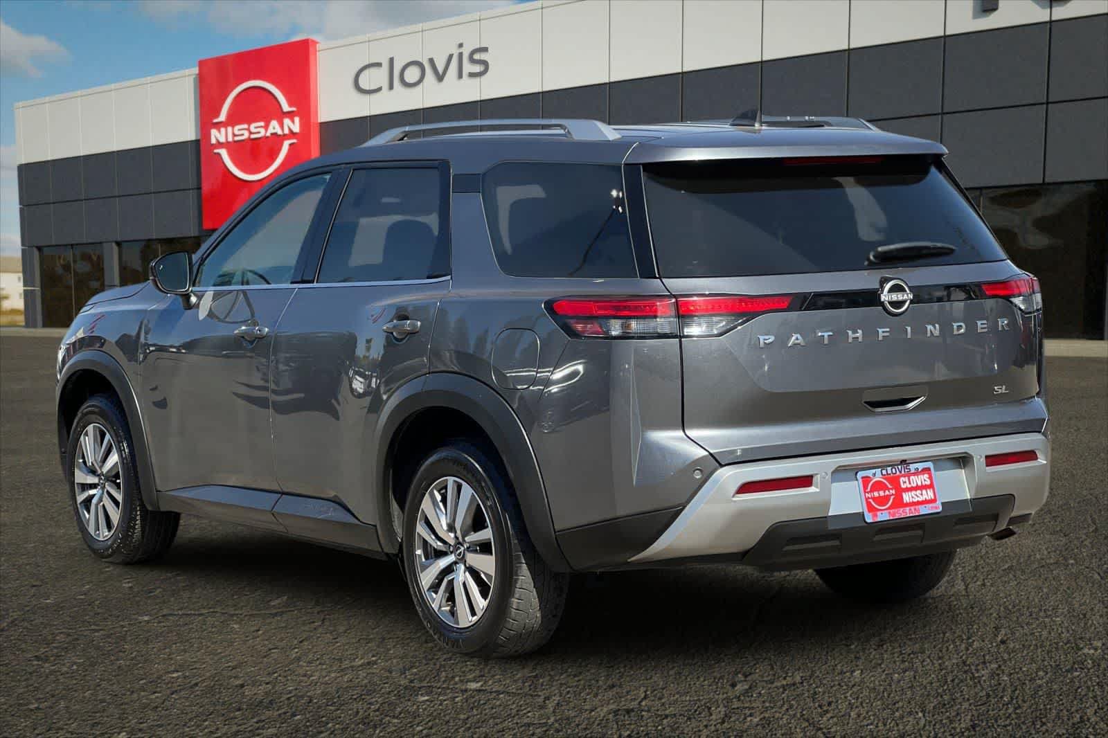 Used 2025 Nissan Pathfinder SL FWD image 7