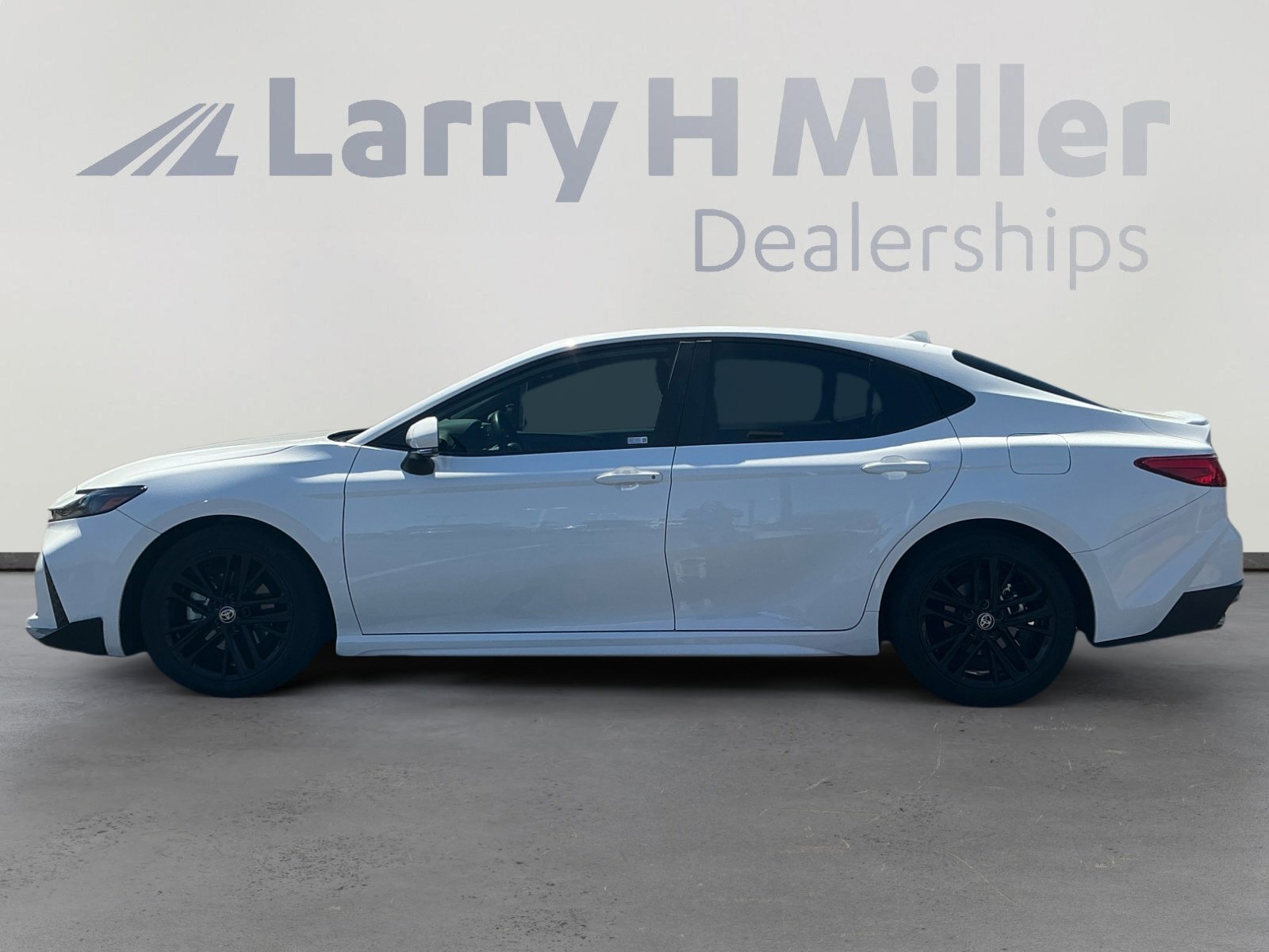 Used 2025 Toyota Camry SE image 2