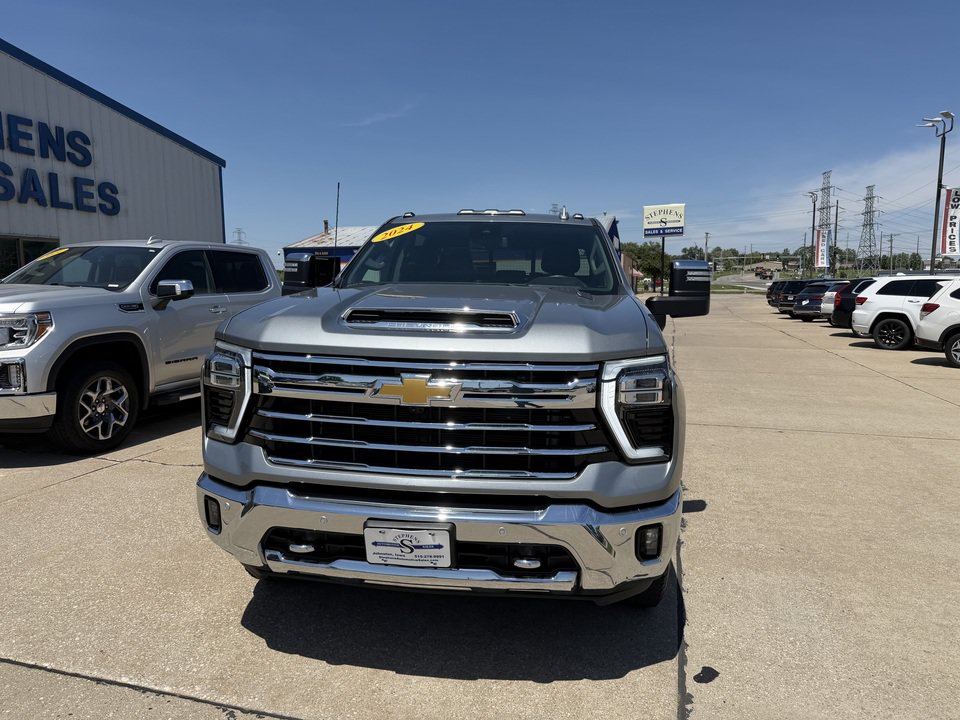 Used 2024 Chevrolet Silverado 2500 LTZ w/ LTZ Plus Package AWD/4WD image 2