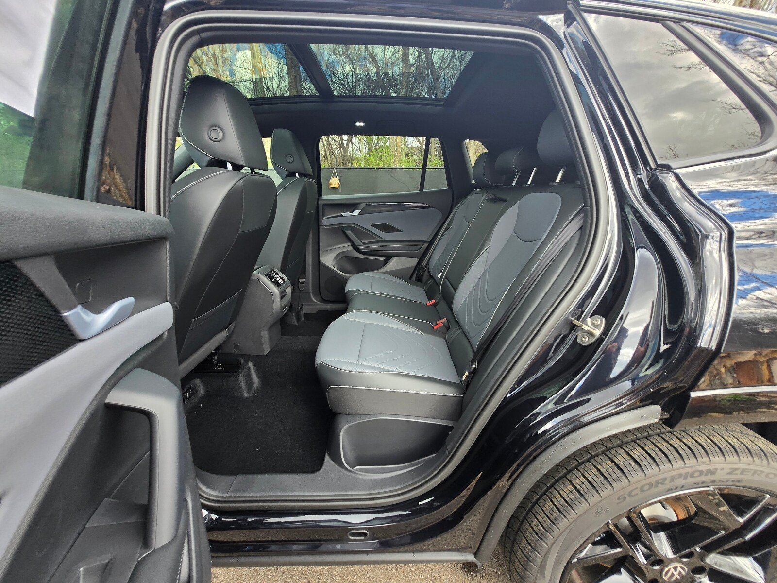 New 2026 Volkswagen Tiguan SE R-Line FWD image 13