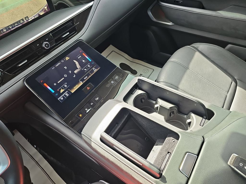 Used 2025 INFINITI QX80 Sensory image 30