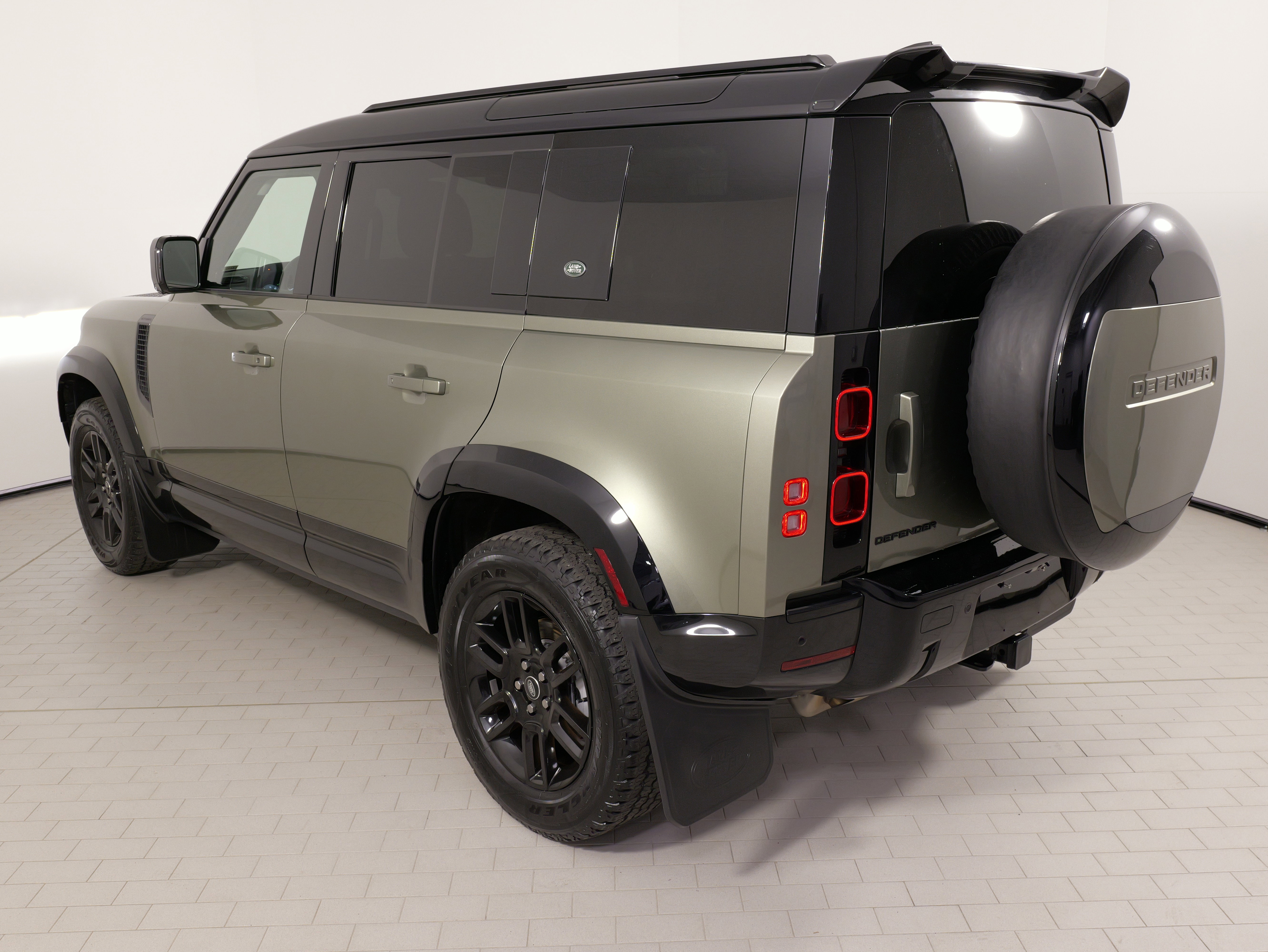 Used 2024 Land Rover Defender 110 S image 13